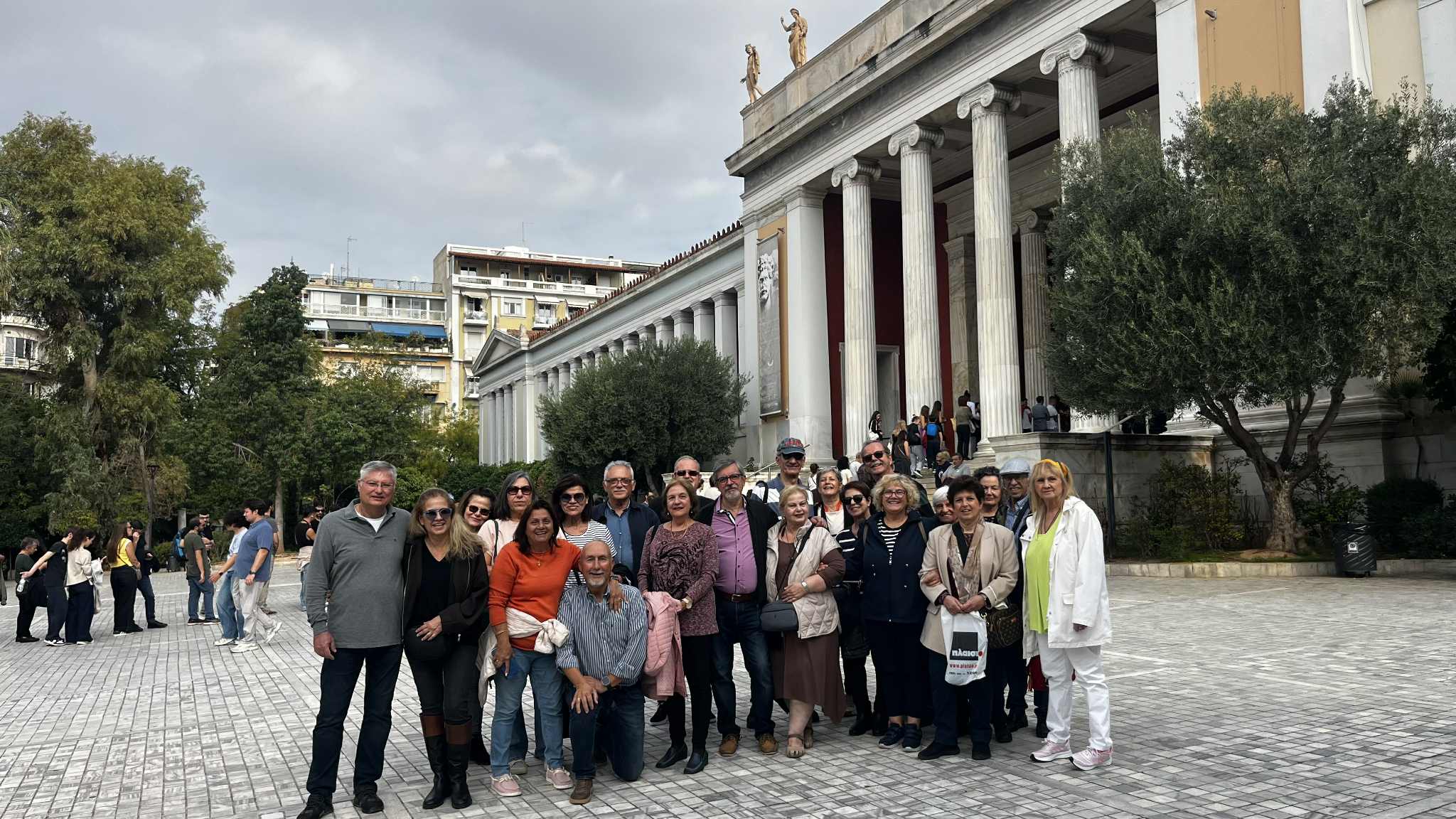 Το Group μας έξω από το Αρχαιολογικό μουσείο