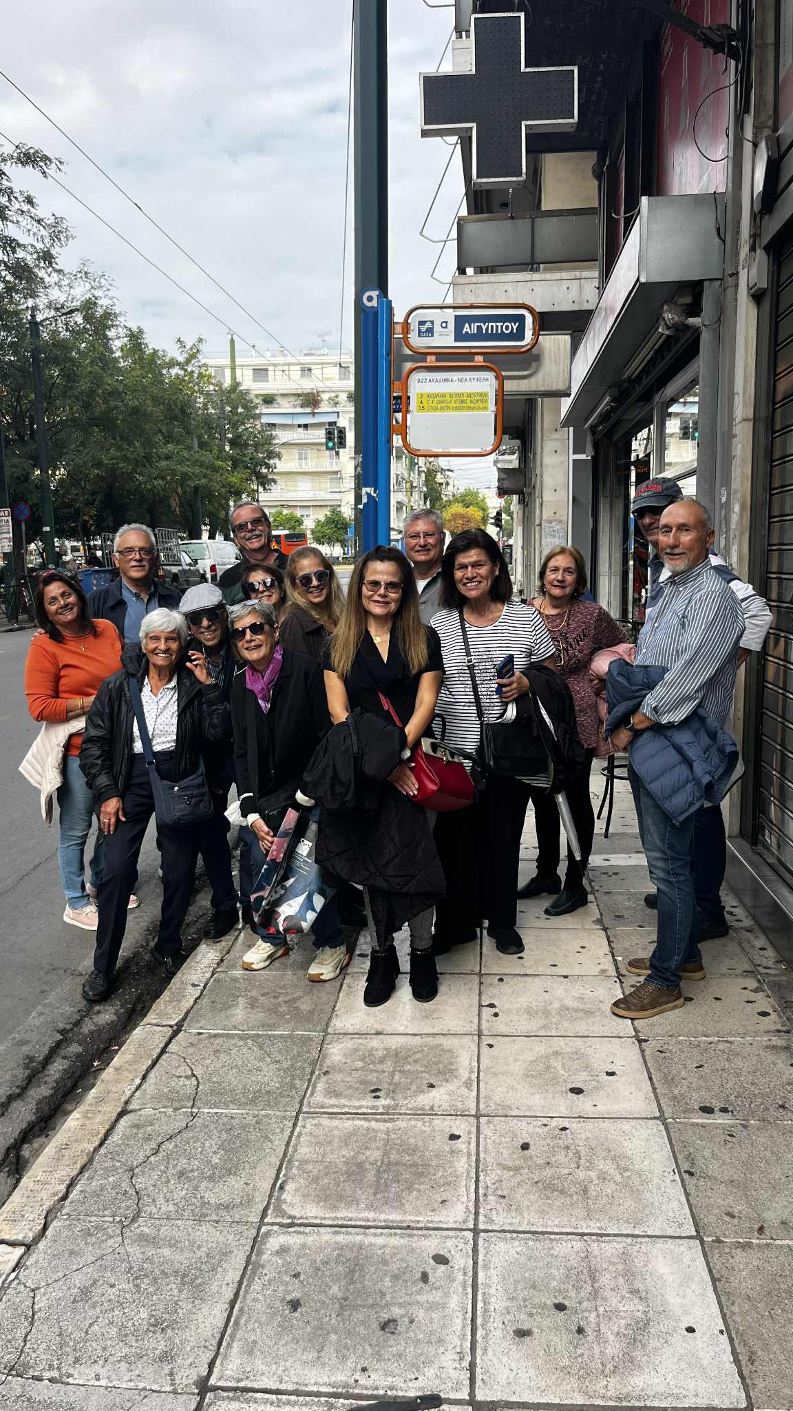 Κάτω απο την πινακίδα της στάσης Αιγύπτου